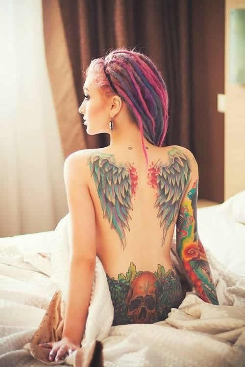 女性背部大气的翅膀纹身图案