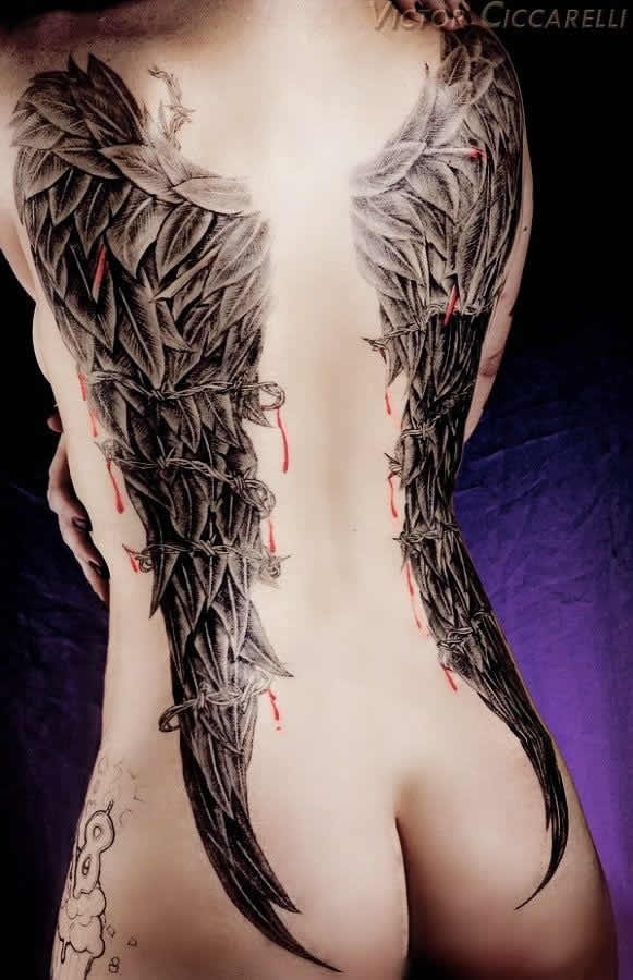 女性背部大气的翅膀纹身图案