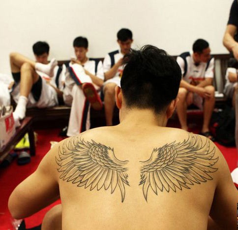 明星王仕鹏背部的翅膀纹身