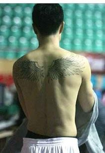 明星王仕鹏背部的翅膀纹身