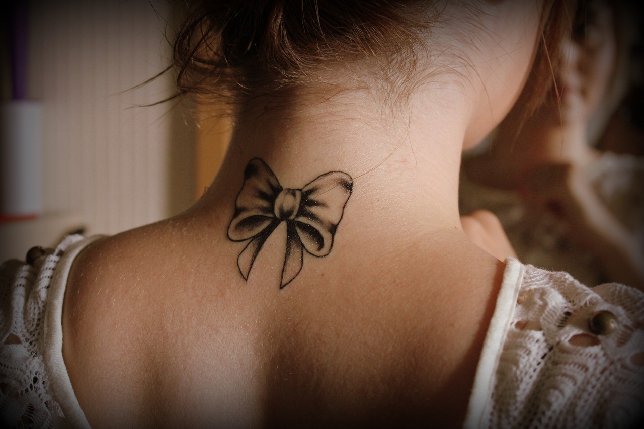 颈部一款漂亮可爱的天使纹身图案