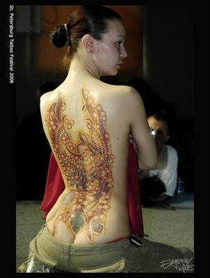 女性后背富有个性的纹身图案