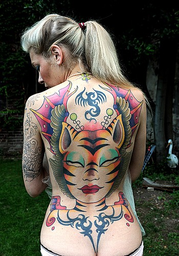 女性后背富有个性的纹身图案