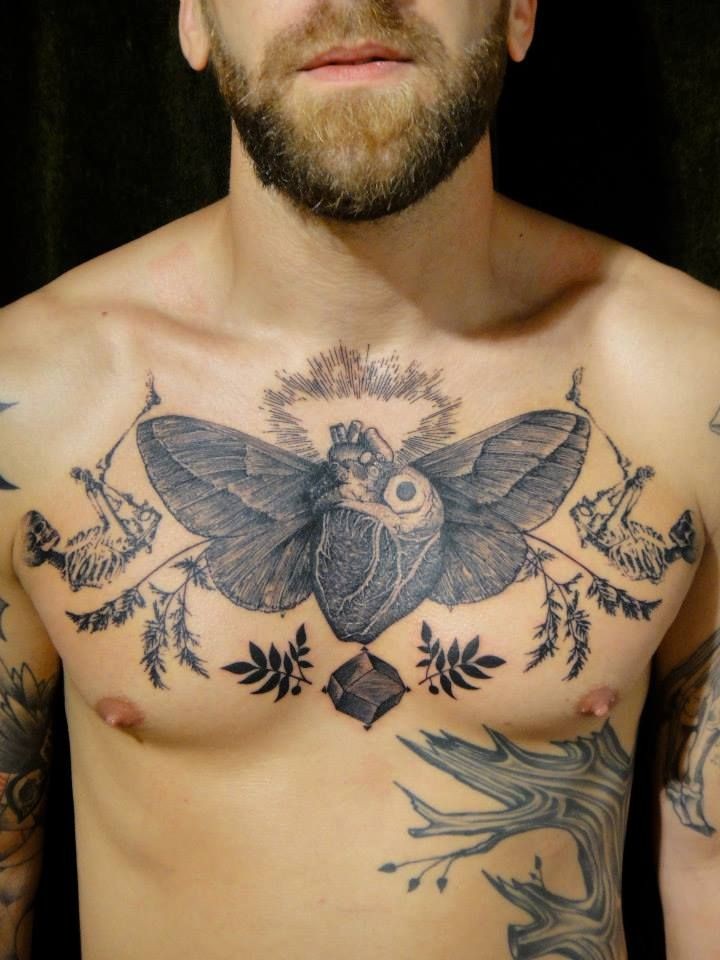 男士胸部大气的时尚纹身图案
