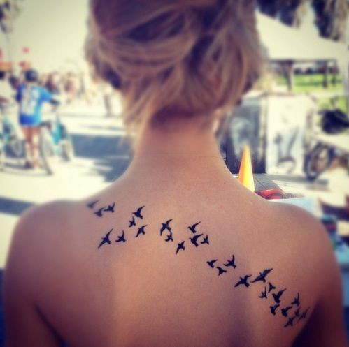 女性背部好看的一群小鸟纹身