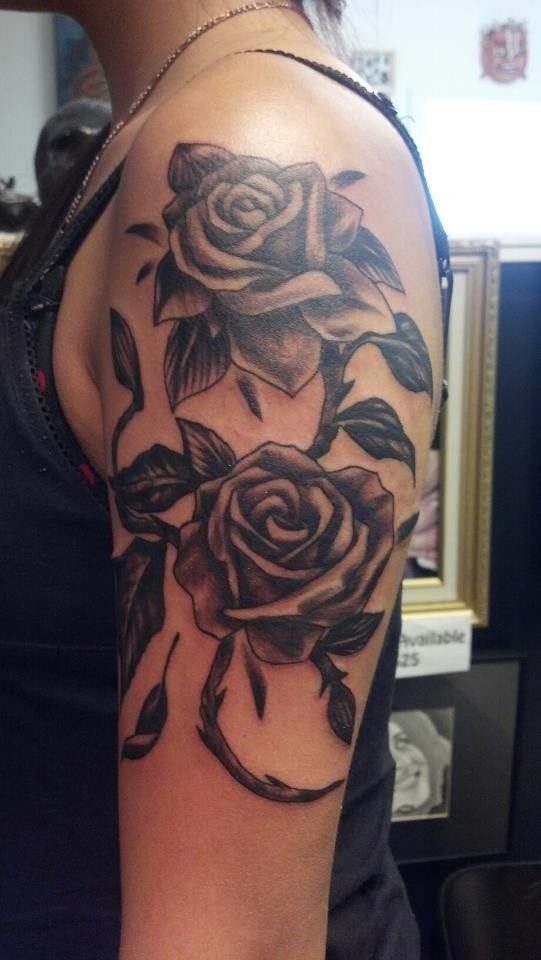 适合女孩子的纹身：手臂上漂亮的花朵纹身