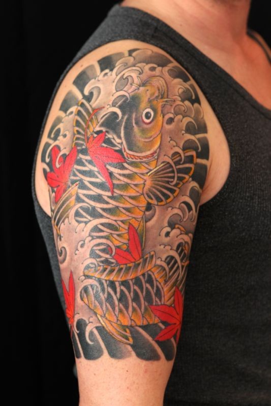 手臂上一款时尚的鲤鱼纹身