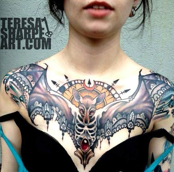 女性胸部大型V型彩色纹身