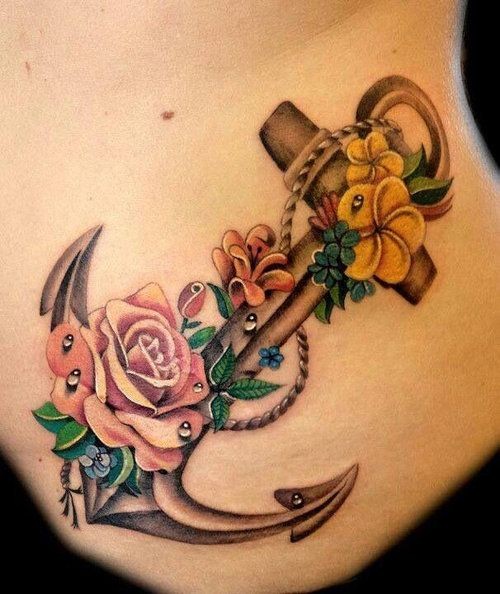女性腰部船锚和彩色花朵的纹身