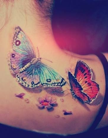 女生肩部漂亮的蝴蝶纹身