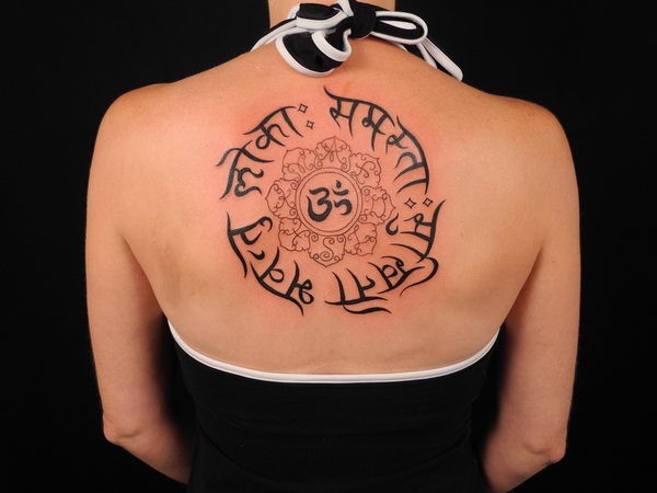 女性背部漂亮时尚的梵文纹身