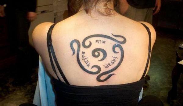 女性背部漂亮时尚的梵文纹身