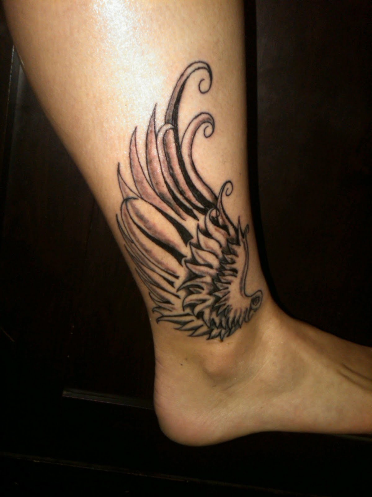 脚踝纹身：脚踝处的翅膀纹身