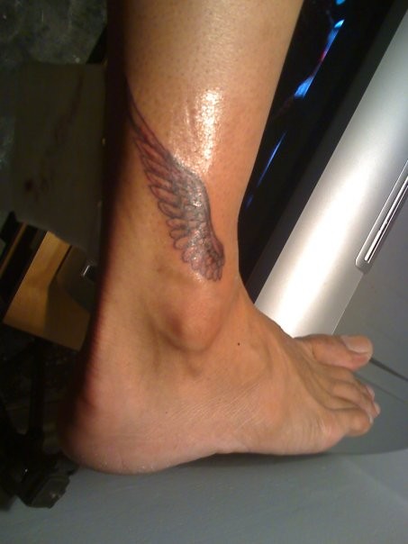 脚踝纹身：脚踝处的翅膀纹身
