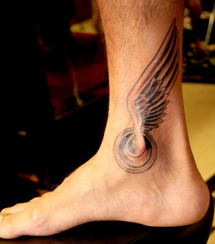 脚踝纹身：脚踝处的翅膀纹身