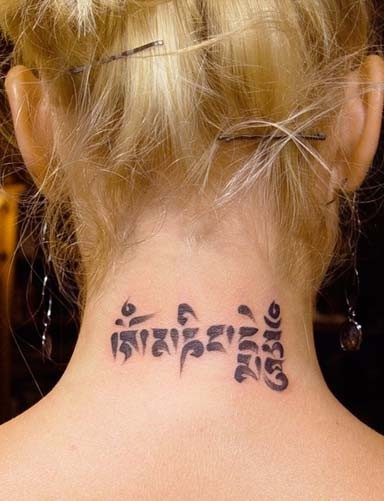 脖子上一款小清新梵文纹身