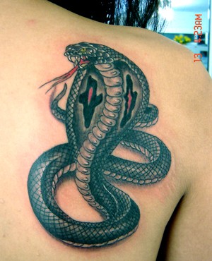 背部超级有个性的蛇纹身