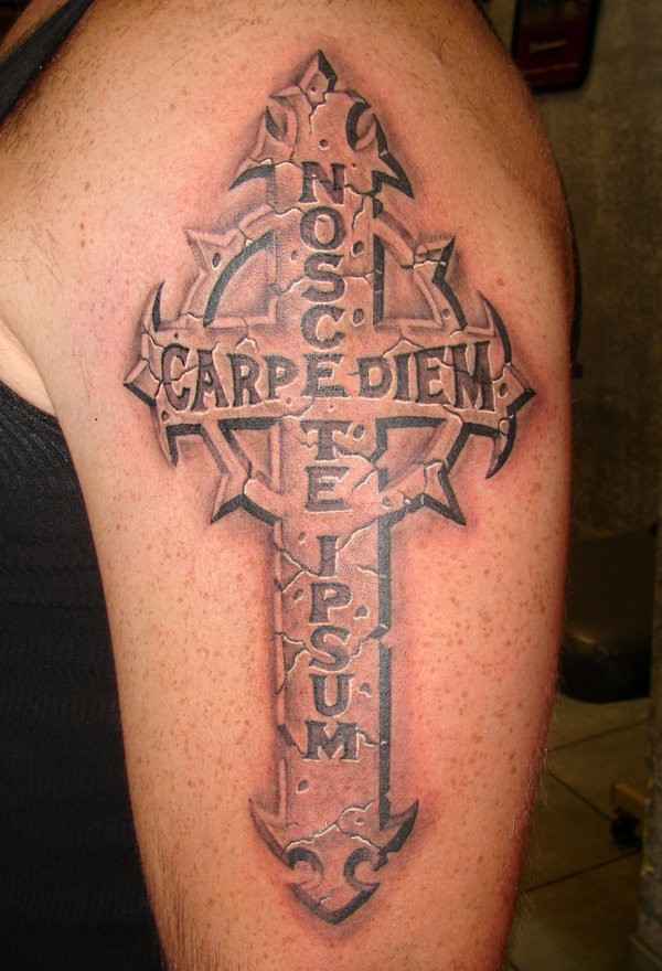 手臂上一款十字架和英文字母的组合纹身