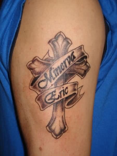 手臂上一款十字架和英文字母的组合纹身
