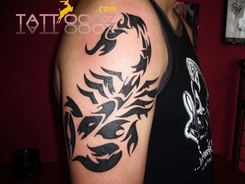 手臂上帅气的蝎子图腾纹身
