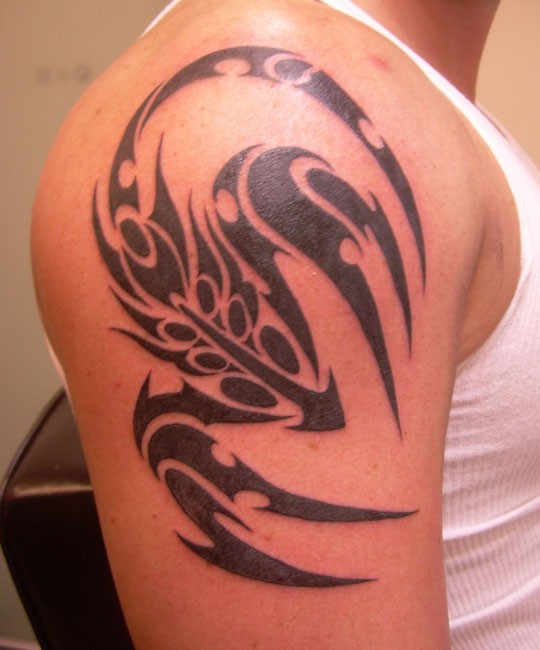 手臂上帅气的蝎子图腾纹身