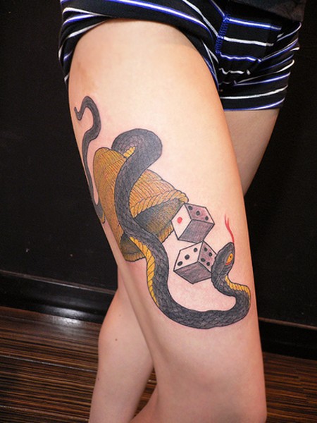 女性腿部超级有个性的蛇纹身