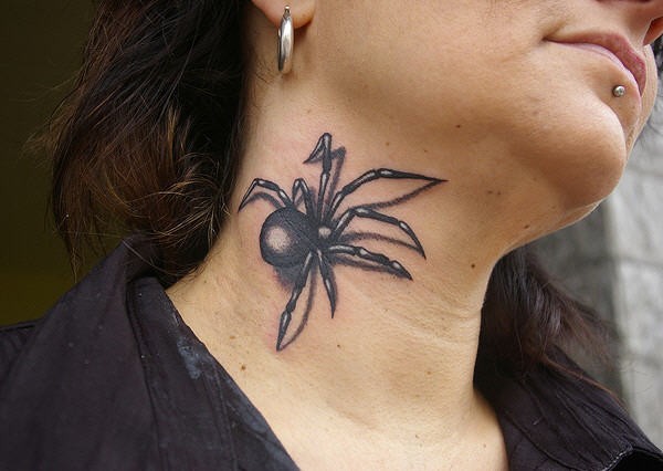女性颈部一只逼真的蜘蛛纹身