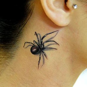 女性颈部一只逼真的蜘蛛纹身