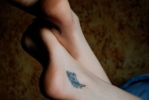 脚踝处漂亮的小翅膀纹身