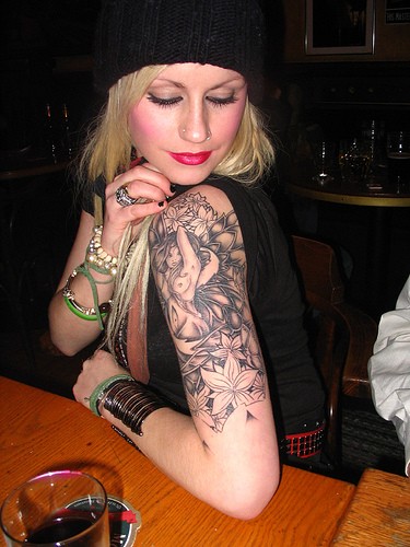 女性手臂淡墨色的花朵纹身
