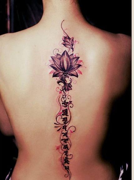 女性背部漂亮时尚的花纹组合梵文纹身