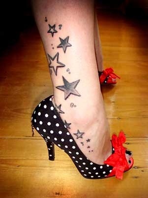 脚踝处漂亮的星星纹身
