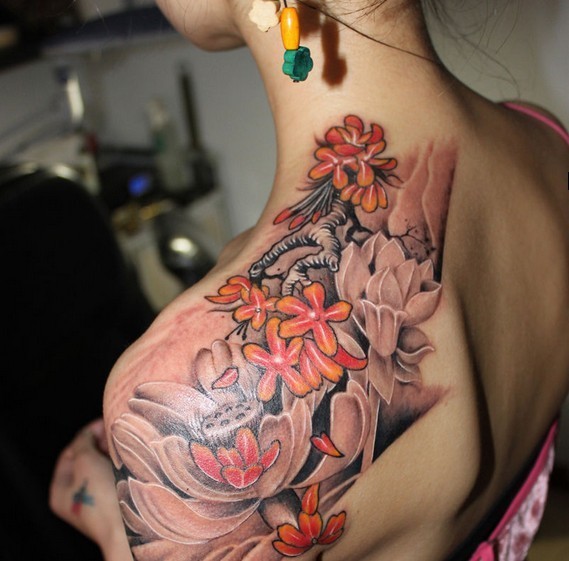 女性肩部的荷花纹身图案