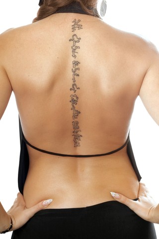 背部漂亮的梵文纹身