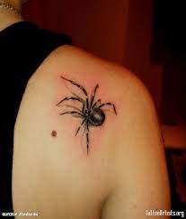 肩部漂亮逼真的蜘蛛纹身