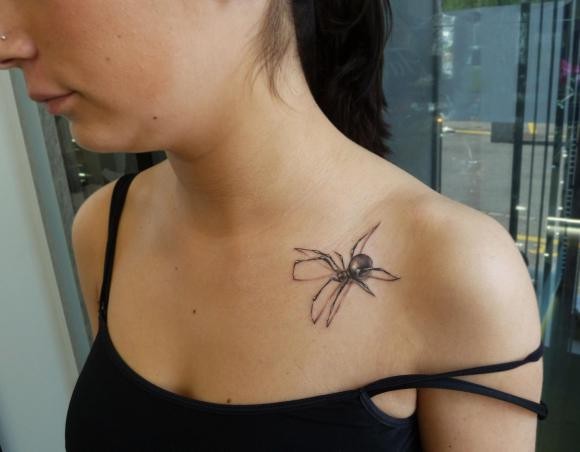 肩部漂亮逼真的蜘蛛纹身