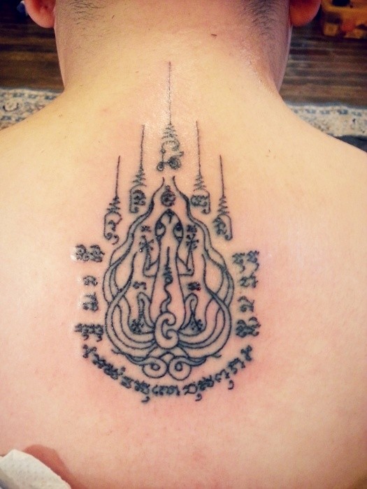 背部经典的泰国刺符纹身