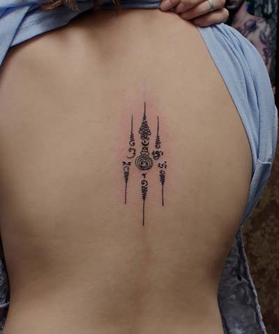 背部经典的泰国刺符纹身