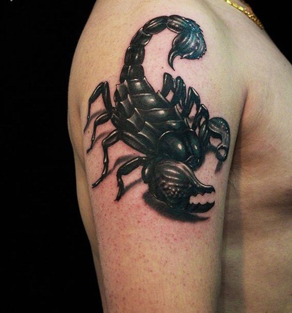 大臂上时尚的蝎子纹身