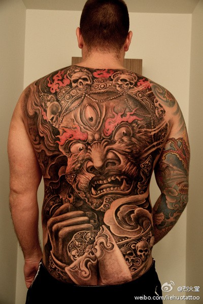 烈火堂作品——男士背部帅气的纹身
