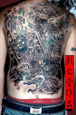烈火堂作品——男士背部帅气的纹身