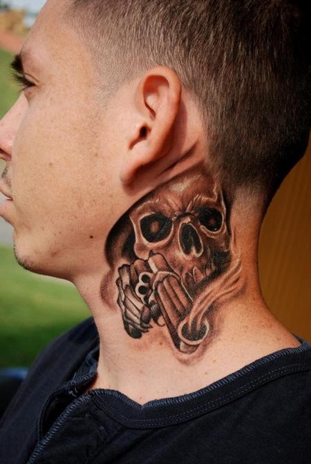 男士脖子上一颗霸气的骷髅纹身