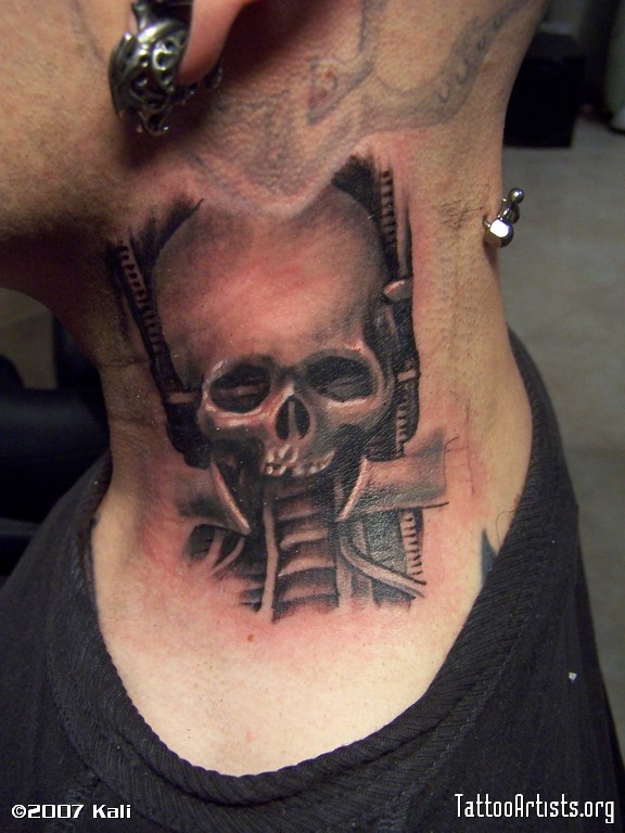 男士脖子上一颗霸气的骷髅纹身