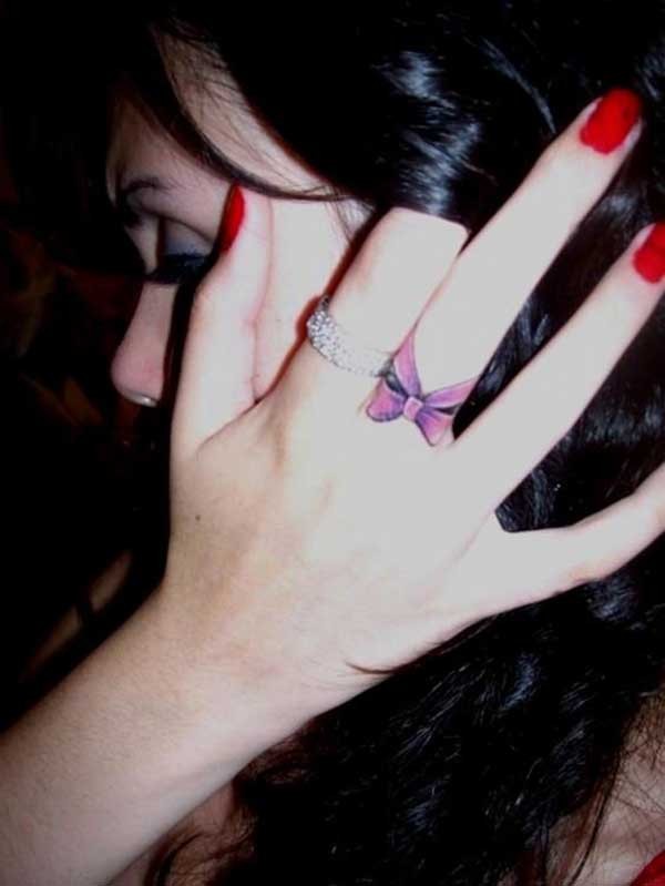 手指上漂亮唯美的蝴蝶结纹身