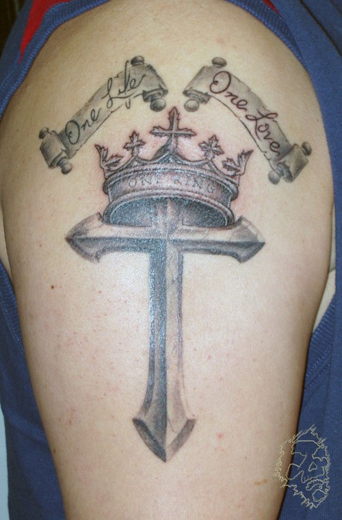 手臂帅气的十字架皇冠纹身