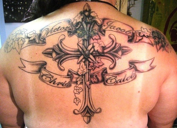 背部帅气时尚的十字架翅膀纹身
