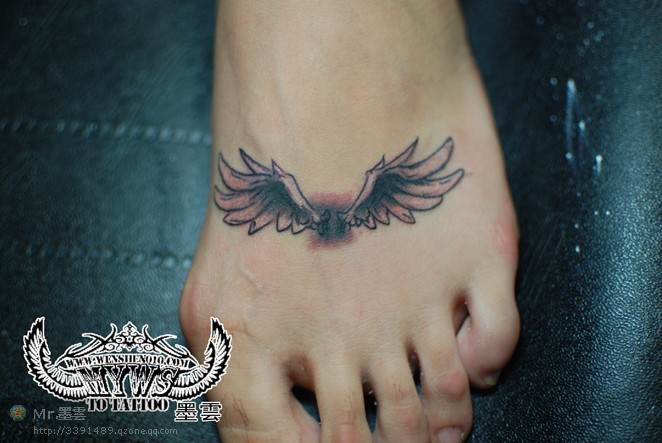 脚部漂亮的翅膀纹身