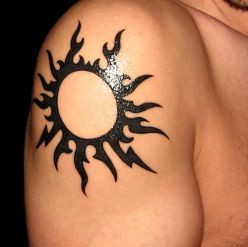大臂上的太阳图腾纹身
