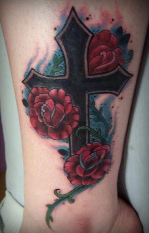 腿部漂亮的十字架玫瑰纹身