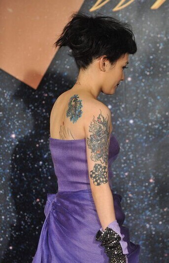 “小魔女”范晓萱的纹身